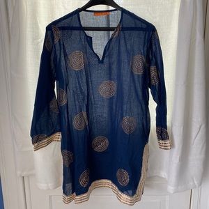 💙Beautiful Oliphant navy tunic with gold pattern